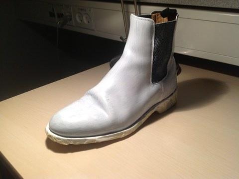 Painting my black Chelsea boots white 